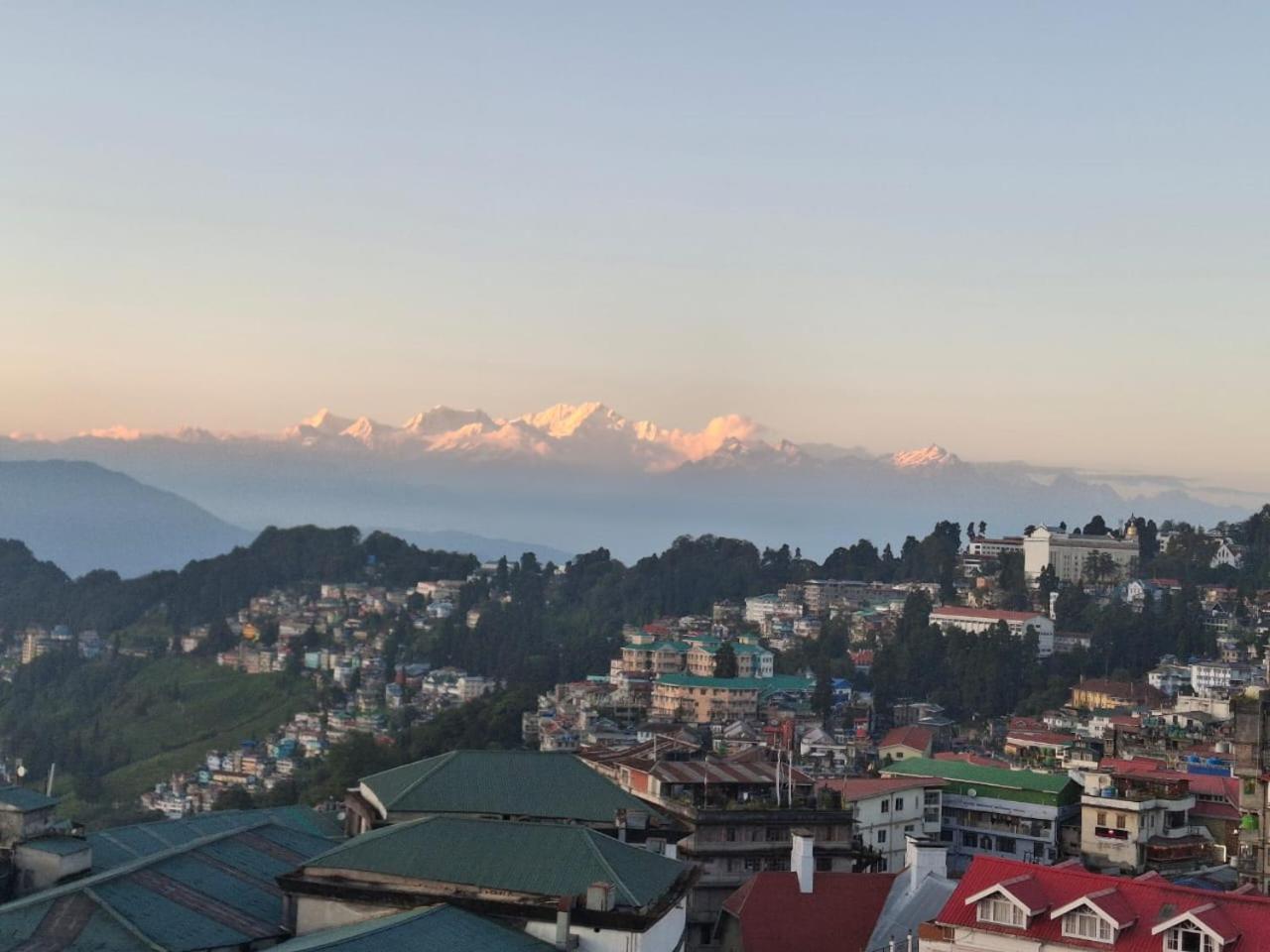 Monratino Himadrie -2 Mins Walk From Mall Road - All Rooms Have Kanchenjunga Mountain View Darjeeling  Luaran gambar